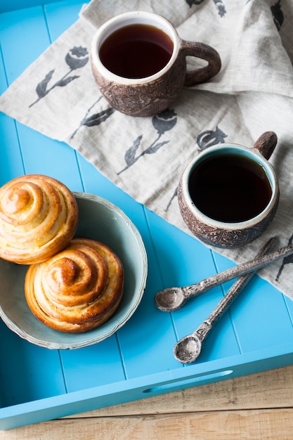 Colazione a letto: due tazze di tè, dolci deliziosi e caldi. daylight.