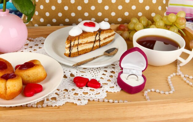 Завтрак в постели на день святого Валентина крупным планом