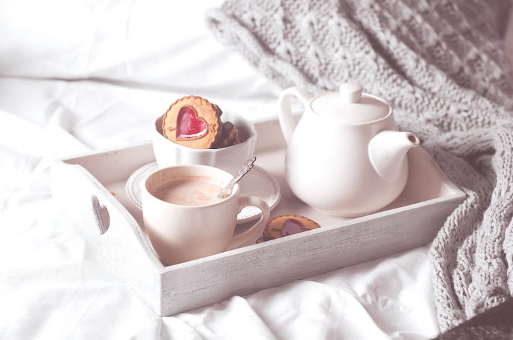 Photo breakfast in bed with coffee and cookies
