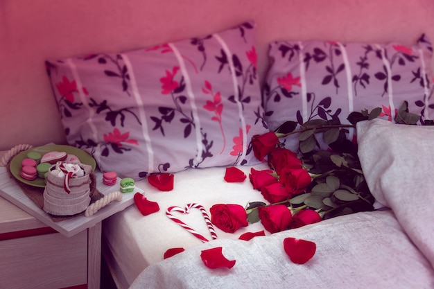 Foto colazione a letto con rose rosse