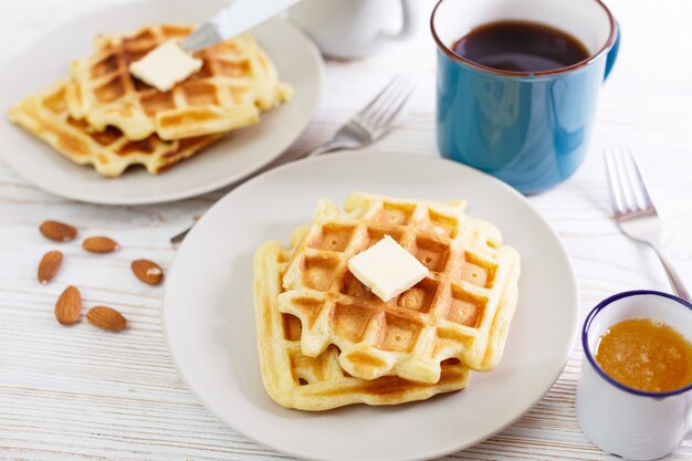 朝食-蜂蜜入りベルギーワッフルとお茶入りカップ