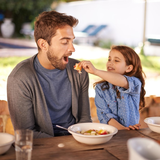 朝食は彼女のお父さんと一緒に朝食を食べる少女のショットをかみます