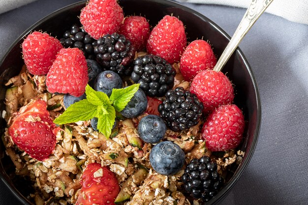 Foto ciotola da colazione con cereali e frutti di bosco