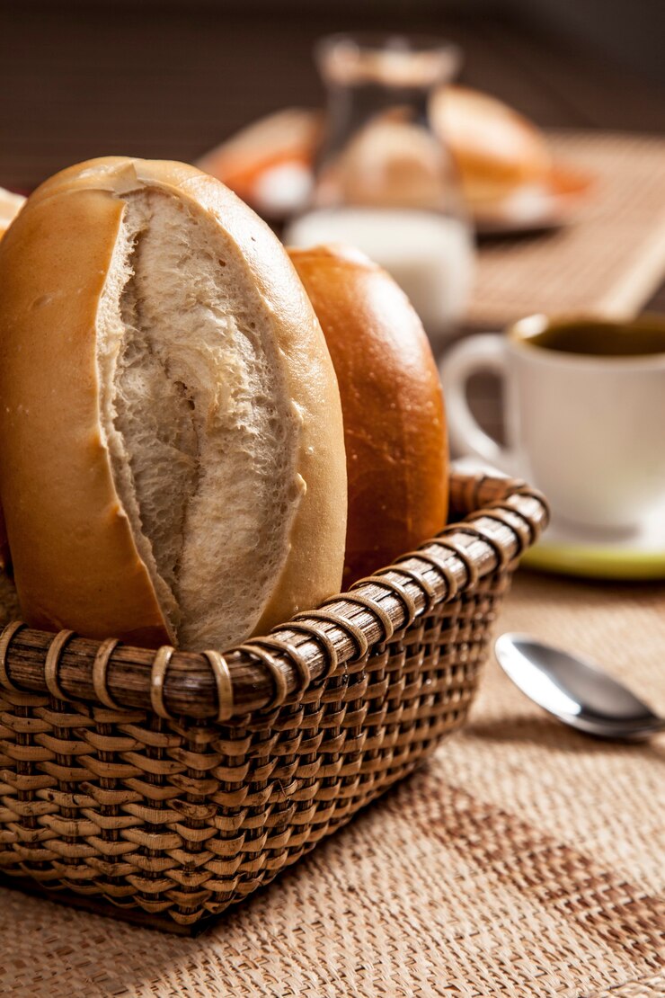 ブラジルでの朝食、伝統的なフランスパン、ブラジルの伝統的なパン。