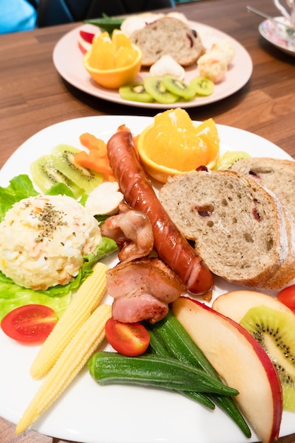 パンとフルーツの朝食