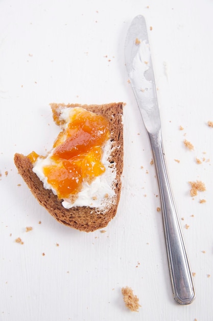 Foto colazione pane e marmellata