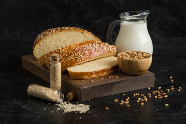 Photo breakfast bread with milk on cutting board