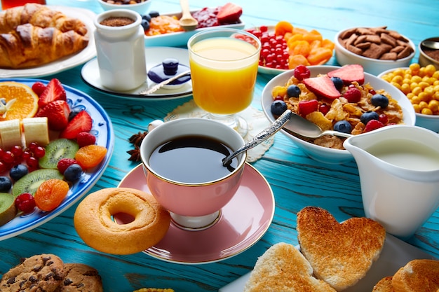 Foto colazione a buffet con un buon caffè continentale