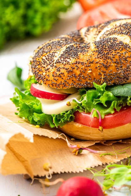 Foto panino da colazione con verdure di stagione primaverili