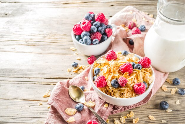 Colazione corn flakes con latte e frutti di bosco