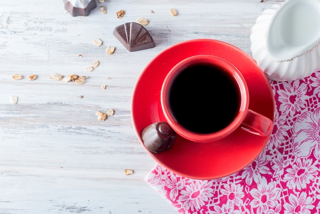 一杯のコーヒーとミルクを朝食