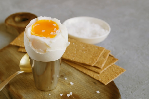 아침 식사. 계란 회색 배경에 반숙입니다.