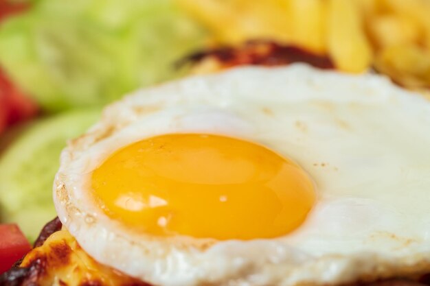 Photo breakfast french cuisine croque madame sandwich close up on the