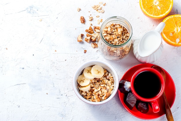 Foto colazione muesli, una tazza di caffè