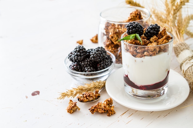 Colazione - muesli, yogurt, frutti di bosco, grano