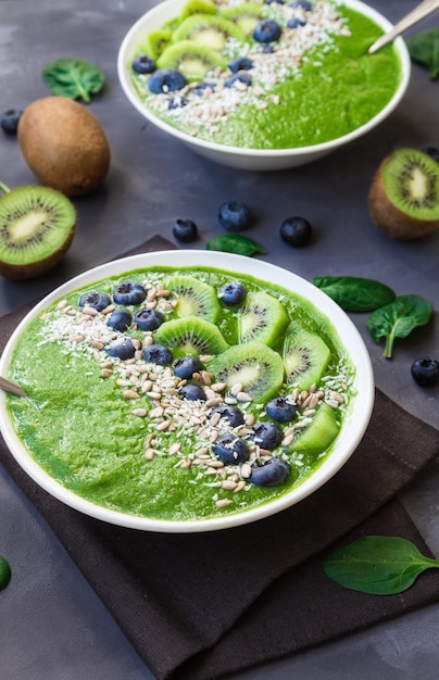 Foto ciotola per frullato verde per la colazione