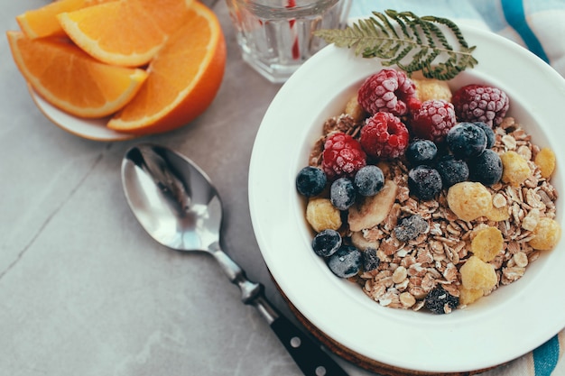 Foto colazione: granola fatta in casa con lamponi e mirtilli.