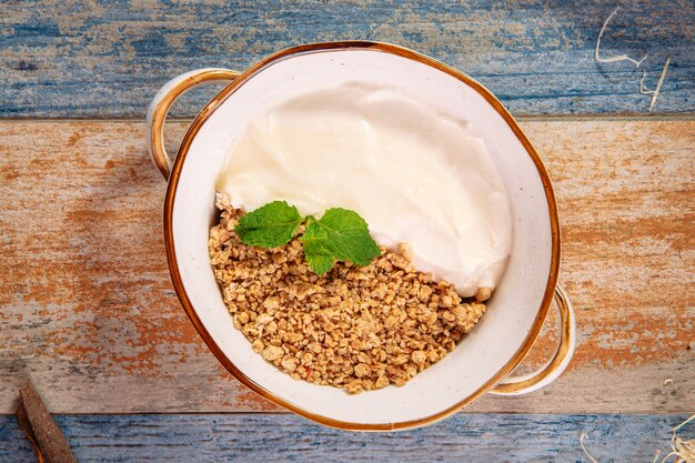 Foto colazione muesli di farina d'avena fatta in casa con yogurt