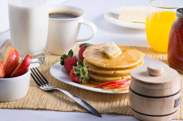 朝食 ホットケーキとコーヒー