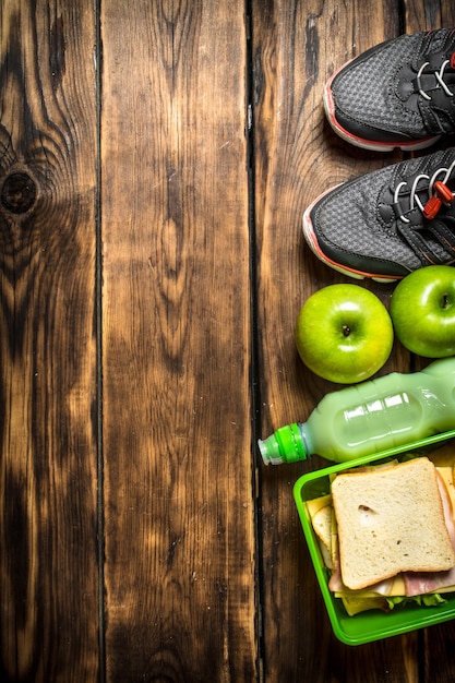 Colazione al mattino. panini, frutta, frappè e scarpe da ginnastica sportive