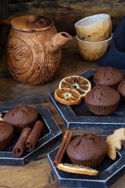 La colazione del tè del mattino con pasticcini muffin fatti in casa