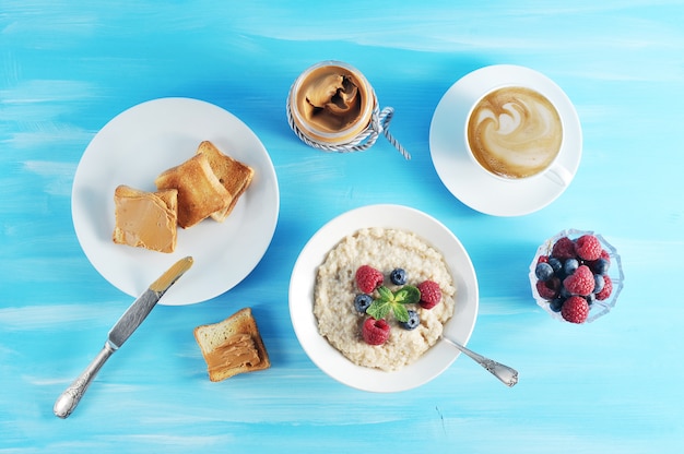 Photo breakfast oatmeal on a blue