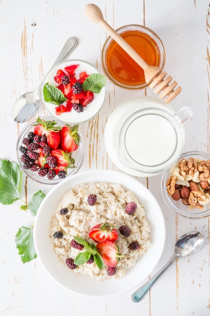 Colazione - farina d'avena con miele e frutti di bosco, ciotola blu