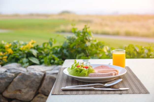 Фото Завтрак на столе на открытом воздухе