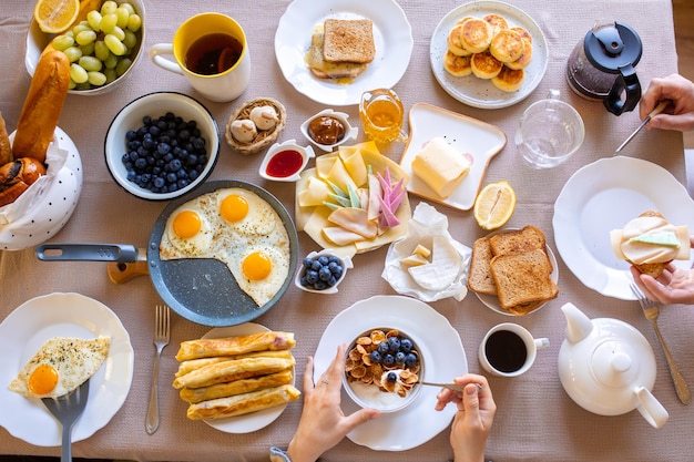 写真 テーブルトップビューでの朝食テーブルトップビューでの食事ベリーとムエスリ揚げ卵食事の日