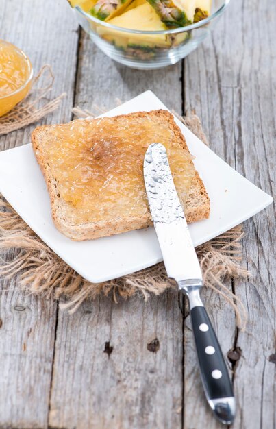 写真 朝食のパイナップルジャムサンド