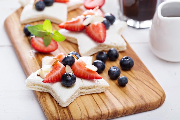 Breakfast sandwiches with cream cheese