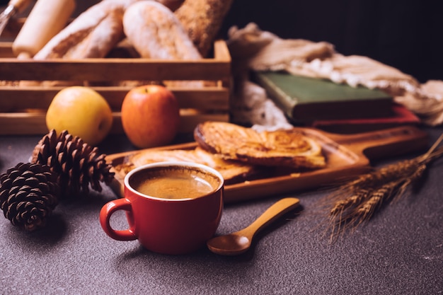 Foto scena della prima colazione con tazza di caffè, pane e frutta sul tavolo