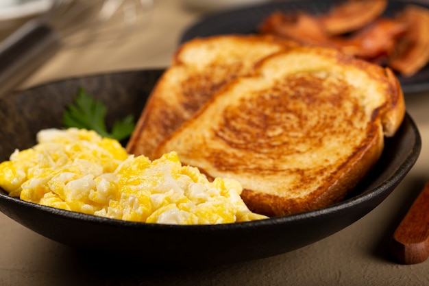 Photo breakfast scrambled egg with toast and bacon