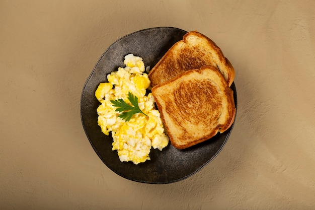 Colazione uova strapazzate con pane tostato