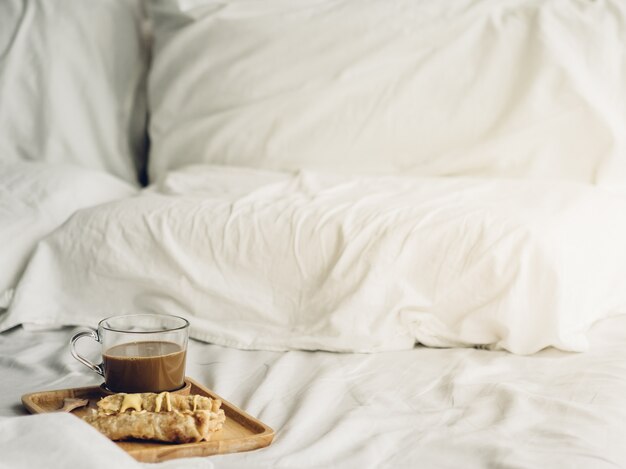 사진 태국 식 달콤한 로티와 핫 코코아로 구성된 조식 세트가 침대에서 제공됩니다.