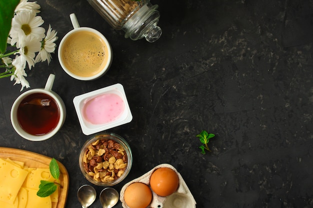 Colazione o merenda (caffè, yogurt, formaggio, panini, cornflakes e altro). sfondo di cibo