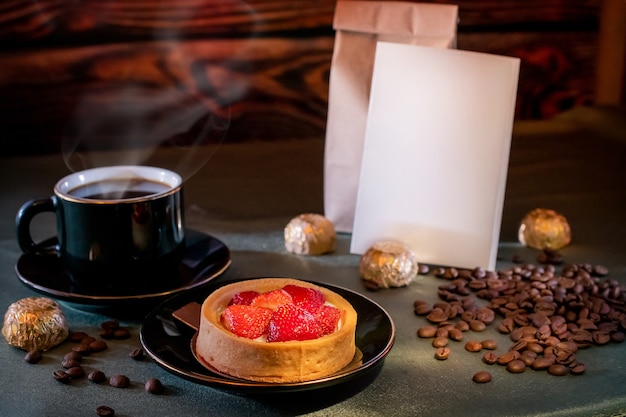 Colazione a base di torta di fragole, caffè profumato e cioccolatini