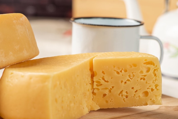 Tavolo per la colazione in brasile, con formaggio semistagionato e accessori, messa a fuoco selettiva.