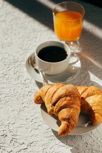 テーブルでの朝食、コーヒー、クロワッサン