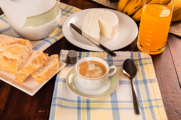 Фото Завтрак стол с итальянским хлебом и сыром.