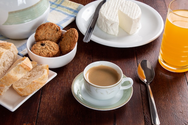 Foto tavolo per la colazione con pane e formaggio italiani