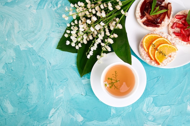 Breakfast tea and rice crispbread with flowers