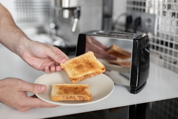 Foto brindisi per la colazione. pane tostato