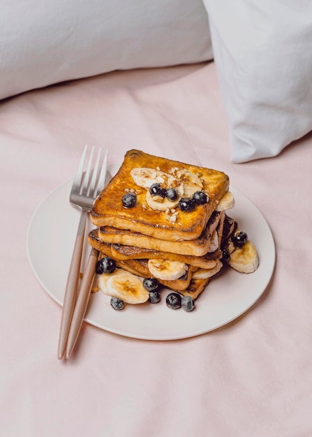 Foto pane tostato per la colazione con mirtilli e banana sulla piastra