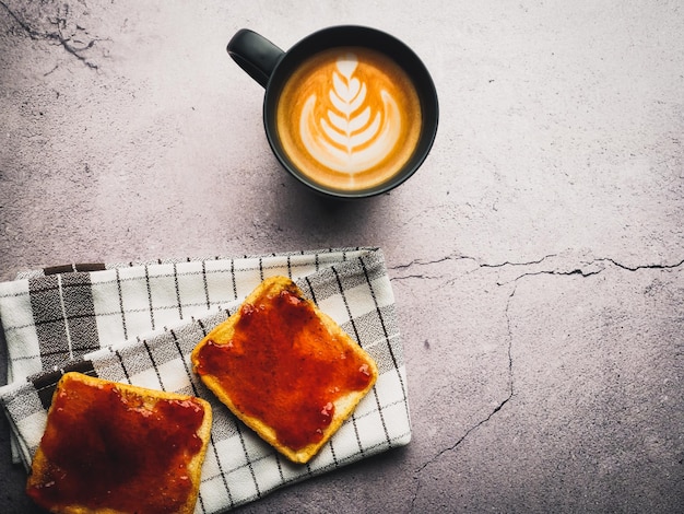 写真 ジャムとコーヒーの朝食トースト