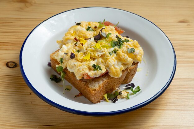 Photo breakfast of toast with scrambled eggs