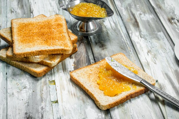 写真 朝食 トーストしたパンとオレンジジャム