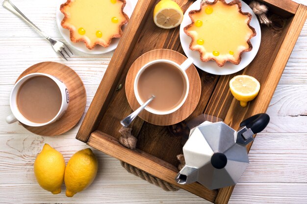 Colazione - un vassoio di crostate al limone e caffè