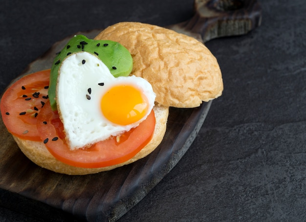 발렌타인 데이에 아침 식사. 계란과 아보카도 샌드위치입니다.