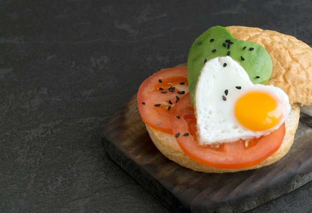 バレンタインデーに朝食します。卵とアボカドのサンドイッチ。